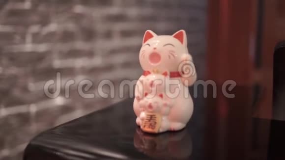 动物的陶瓷雕像在桌子上视频的预览图