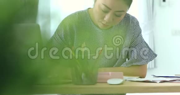K4亚洲妇女为支付账单而努力工作的肖像视频的预览图
