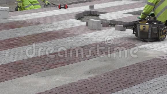 人行道铺设瓷砖的过程视频的预览图