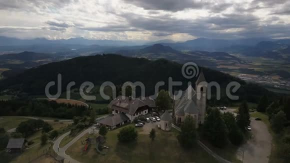 在山上的古教堂上空飞行奥地利卡林西亚的Magdalensberg的鸟瞰图美丽的山脉视频的预览图