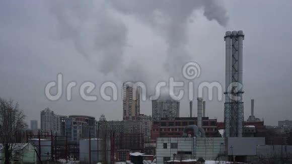 火力发电厂管道里的工业烟雾时光流逝视频的预览图