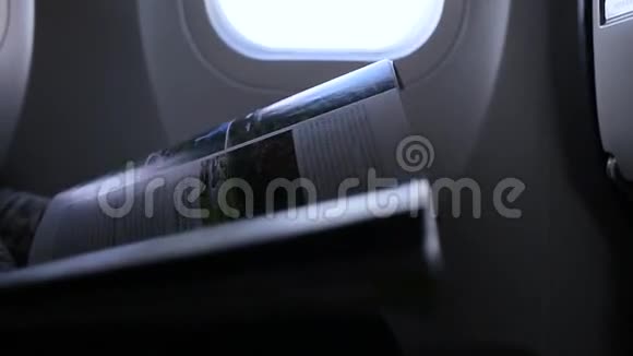 女孩在飞机上看杂志视频的预览图