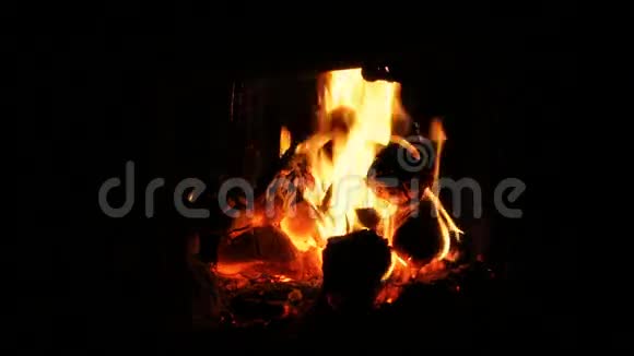 火和烧煤在炉子里视频的预览图