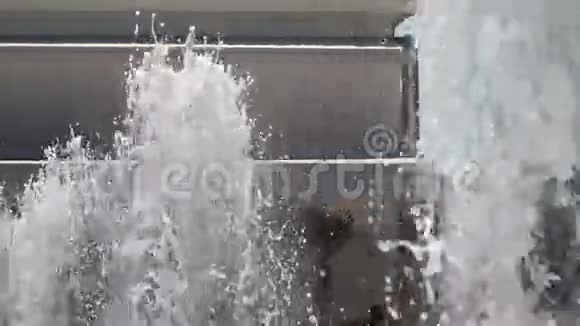 喷泉的喷射在缓慢的运动中视频的预览图