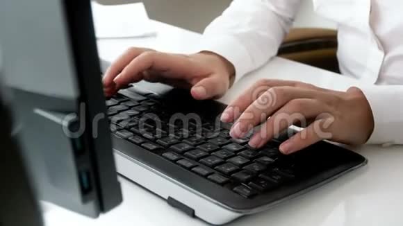 特写4k段女商人在办公室用电脑键盘打字的镜头视频的预览图