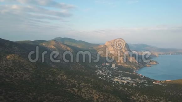 在海岸上拍摄惊人的山脉和岩石克里米亚的卡拉乌尔巴山视频的预览图