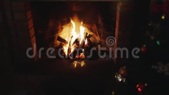 壁炉上方挂着一只燃烧的袜子作为圣诞礼物视频的预览图