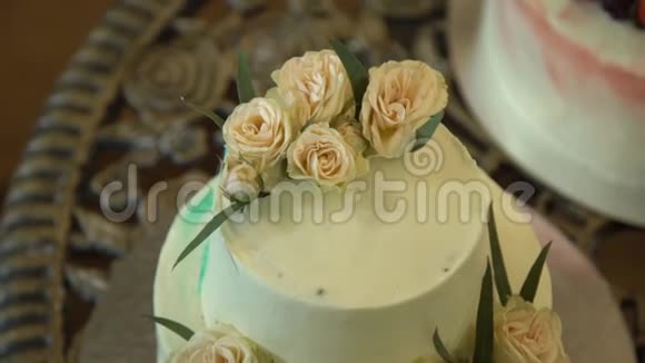 带玫瑰的婚礼蛋糕漂亮的大结婚蛋糕三层装饰着嫩甜的玫瑰户外活动白色的视频的预览图