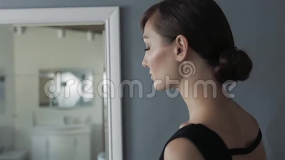 在浴室化妆的漂亮女孩照镜子女人要注意看对着镜子漂亮的女人视频的预览图