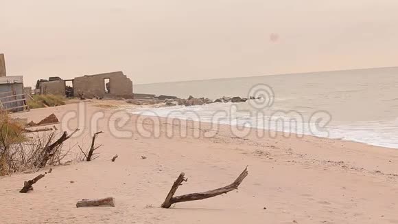 海边的废弃建筑海岸线上的兵营海边的谷仓视频的预览图