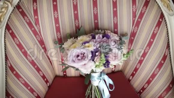 老式椅子上的婚礼花束新娘花束美丽的花束躺在椅子上特写视频的预览图