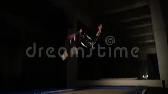 男人在空中翻筋斗跳在蹦床上视频的预览图