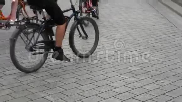 人们骑自行车环游城市视频的预览图