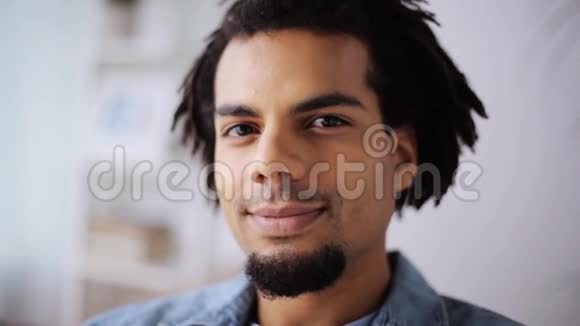 美国男人在家开心微笑的脸视频的预览图