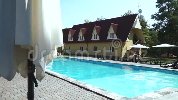 酒店综合体的游泳池视频的预览图