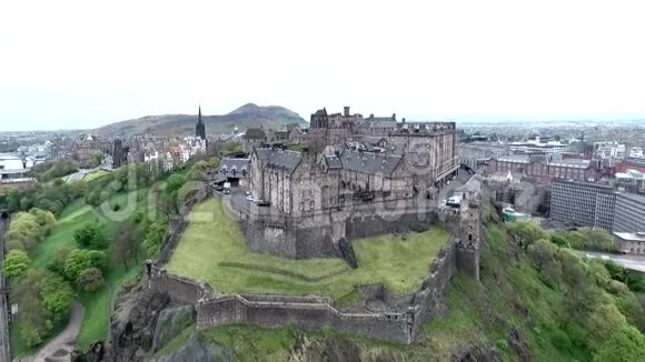 苏格兰爱丁堡城市历史城堡岩石阴天空中射击视频的预览图