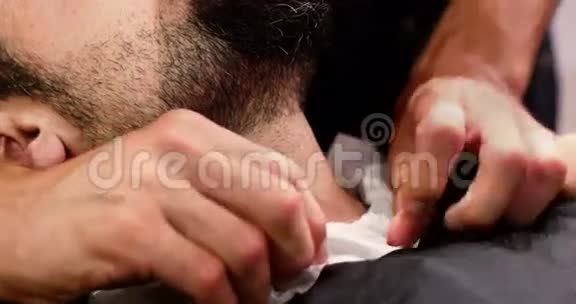 理发师把餐巾放在顾客的脖子上视频的预览图