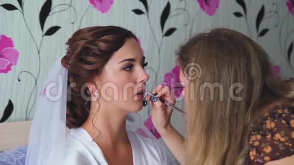 化妆师在婚礼前为新娘作画视频的预览图