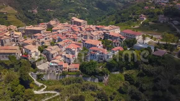 在山上俯瞰中世纪城市的空中景色俯瞰海边村庄和山脉晴天在意大利卡拉布里亚视频的预览图