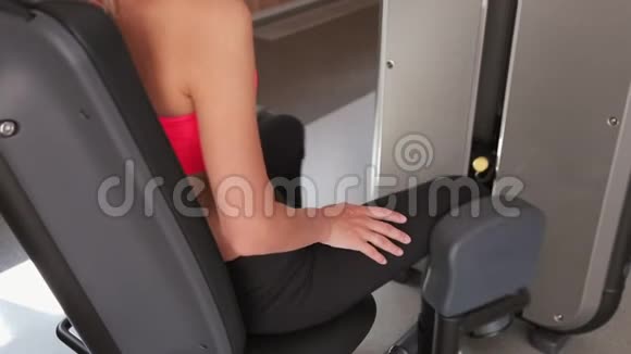运动的女人在健身馆训练体重很重的腿视频的预览图