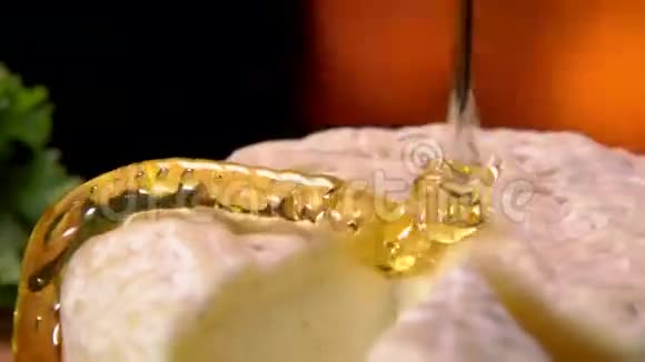 法国奶酪用一滴蜂蜜浇水视频的预览图