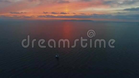 日落时分无人驾驶飞机在海上进行游艇射击视频的预览图