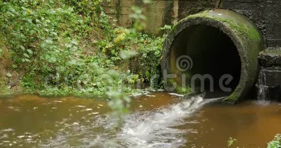 修建水泥混凝土管道排水渠排出水流视频的预览图