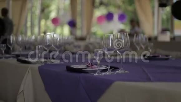 婚礼上的餐桌装饰视频的预览图