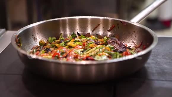 在铸铁烤盘里烤蔬菜在锅里烤蔬菜油煎的蔬菜视频的预览图