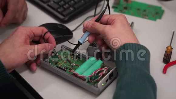 专业维修一块电路印制板电气测量印刷电路板视频的预览图