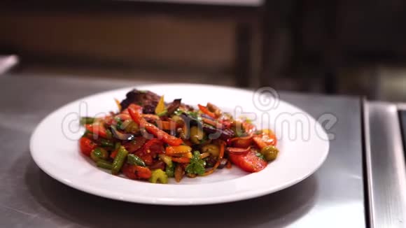 盘的烤菜在盘子里搅拌炒菜蔬菜在盘子里翻炒视频的预览图