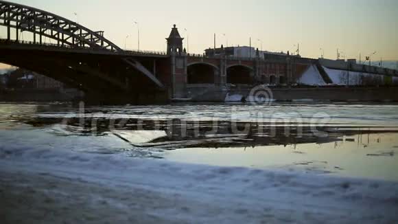 城市里的河流上的波浪视频的预览图