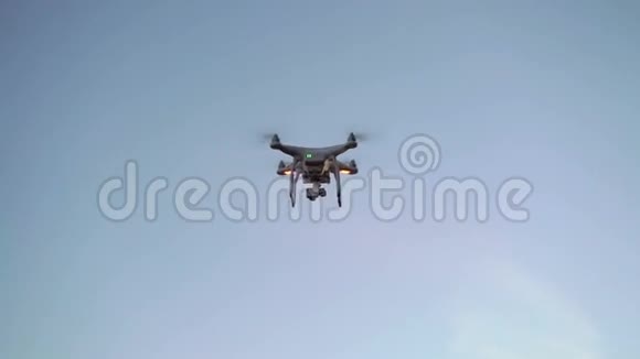 无人机飞在天空降落在手上视频的预览图