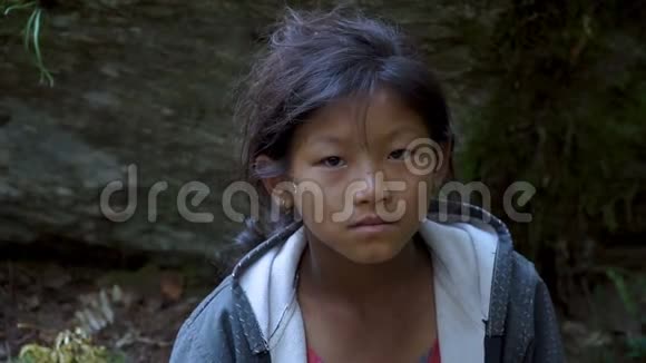 尼泊尔女孩的肖像视频的预览图