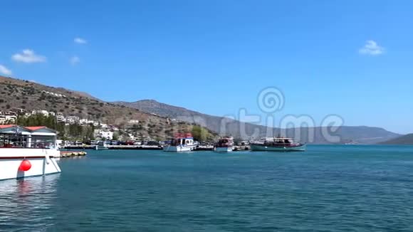 风景如画的海景港口的船只和船只视频的预览图