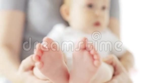 母亲光着脚在家抱着小宝宝视频的预览图