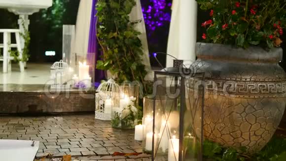 乡村风格的婚礼装饰在户外举行的婚礼上用瓶子和玻璃盒子装着蜡烛视频的预览图