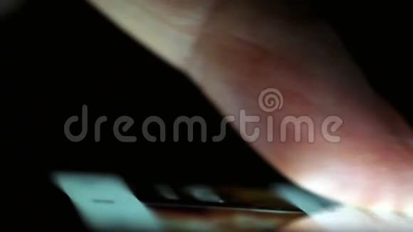 夜间智能手机手指触摸屏幕超高清视频视频的预览图