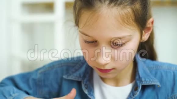 小女孩在平板电脑上玩网络游戏的肖像视频的预览图