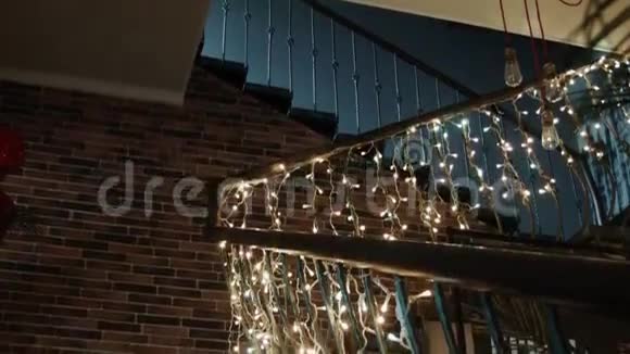 台阶上的圣诞花环视频的预览图