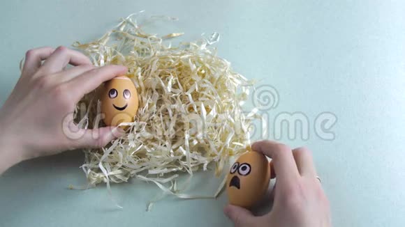 有趣的复活节彩蛋脸上画着各种情绪躺在巢里交谈视频的预览图
