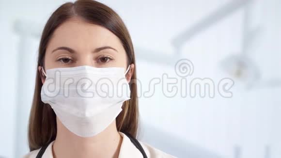 戴口罩的职业女医生站在医院病房的肖像女医生视频的预览图