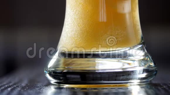 将轻啤酒倒入玻璃中的缓慢运动超高清视频视频的预览图
