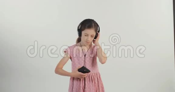 带着耳机听音乐的女孩视频的预览图