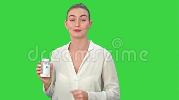 漂亮的女人描述和广告药丸的相机在绿色屏幕铬键视频的预览图
