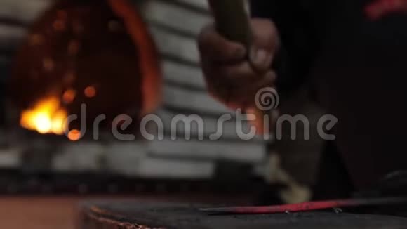 沙漠中的沙尘暴用热钢做一把刀慢动作视频的预览图