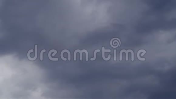 美丽的白云在一个深蓝的背景下随着时间的流逝在屏幕上翱翔视频的预览图