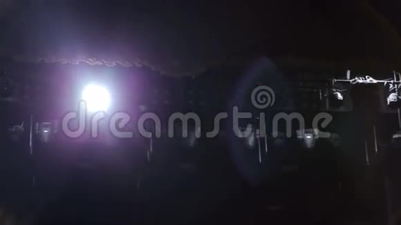 在音乐厅的舞台上方悬挂着灯光设备视频的预览图