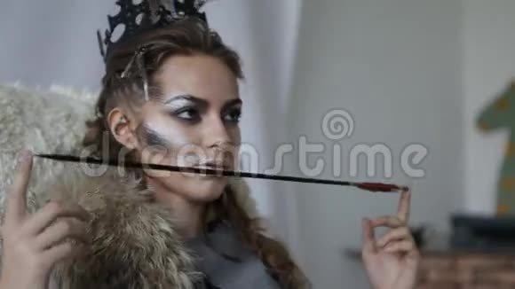 模特儿的特写肖像双手拿着一支箭在摄影上视频的预览图