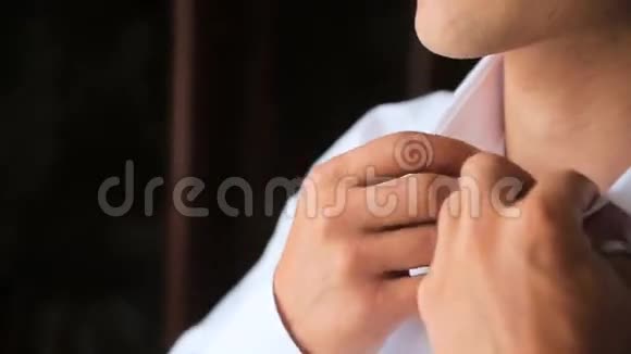 男人把衬衫扣在窗前视频的预览图